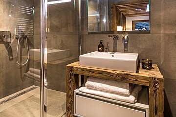 Kapa Chalet, Morzine bathroom