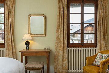 A table with a lamp and a mirror on it