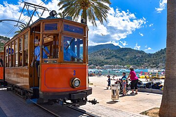 Travel back in time on the Soller vintage train