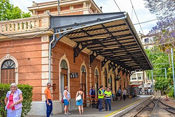 Travel back in time on the Soller vintage train