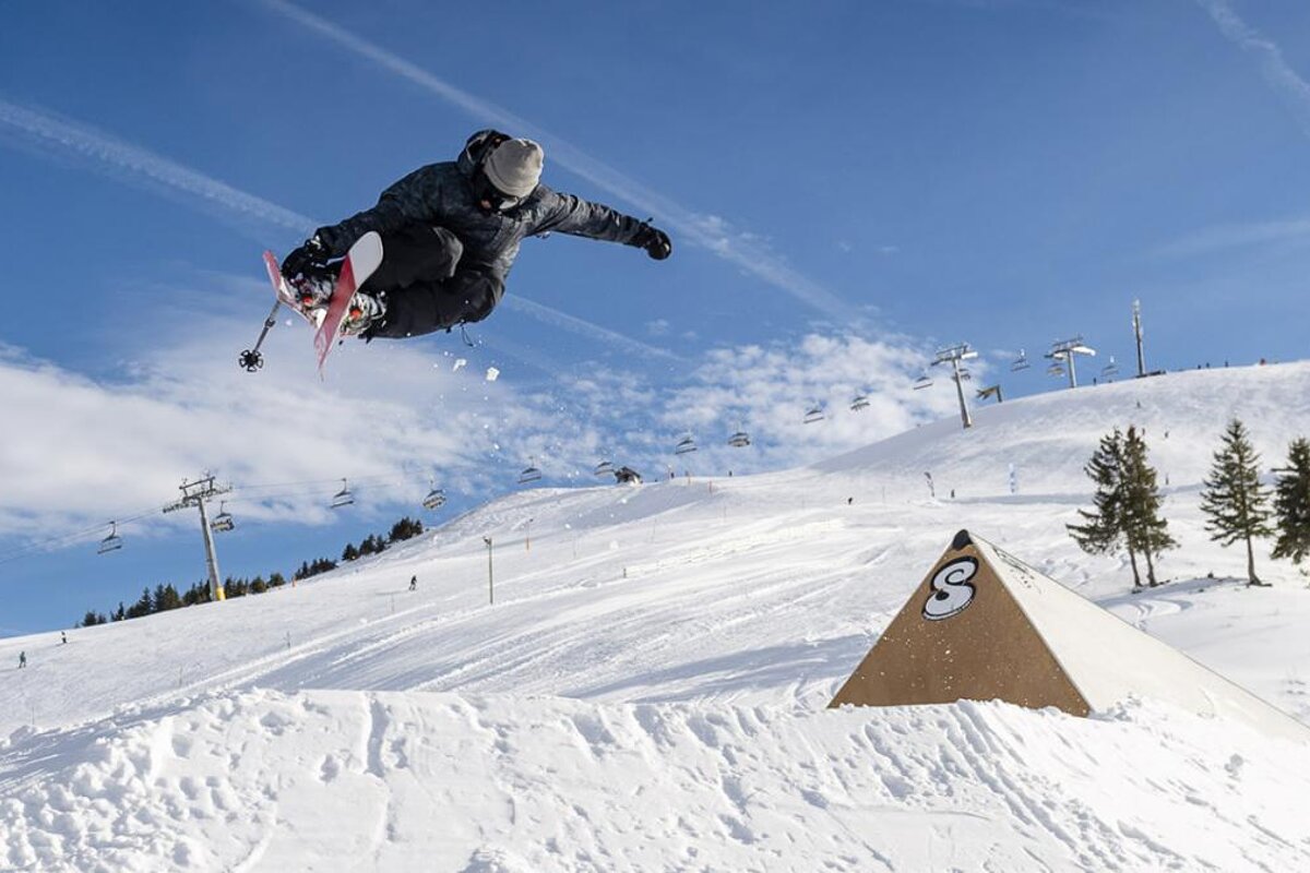 Ski jumping in the snowpark in Les Crosets