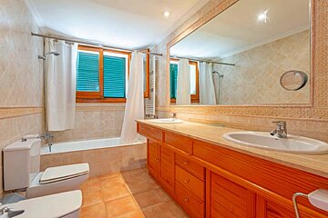 A bathroom with two sinks and a bathtub