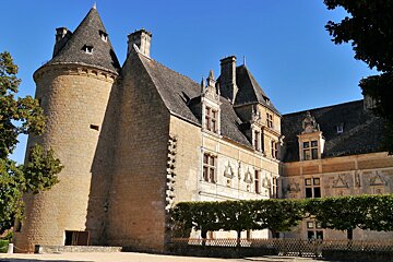 Intricate stone work on Chateau Montal