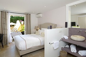 La Bastide d'Antoine Hotel, nr Saint Tropez double bedroom
