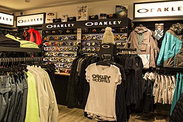 Oakley Clothinf in Intersport