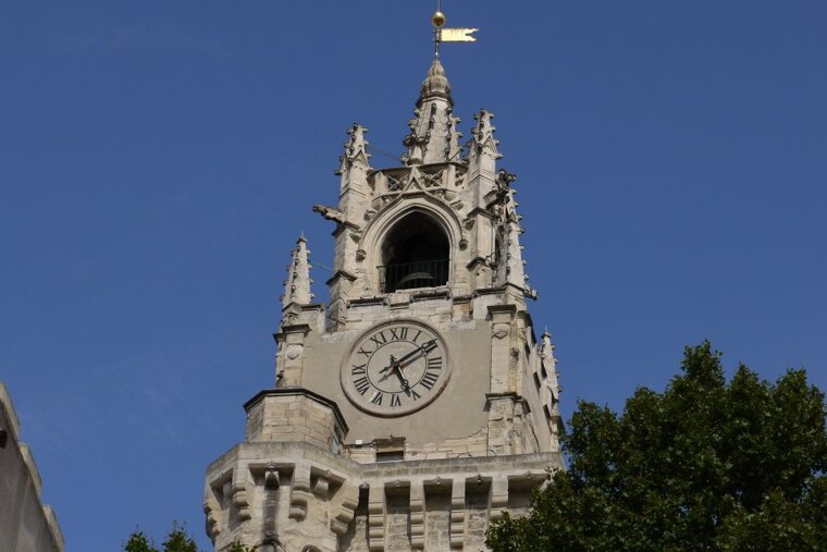 clock in the place of the clock avignon