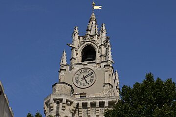 clock in the place of the clock avignon
