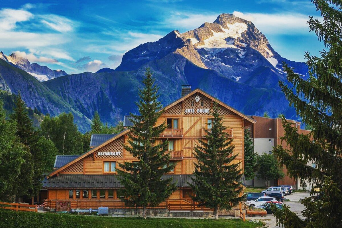 A wooden building with the word restaurant on it