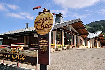 L'Atelier de Theo, Châtel exterior