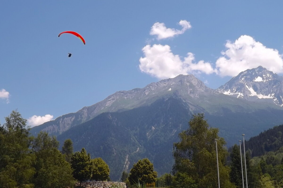 a parapenter above the lake in bozel