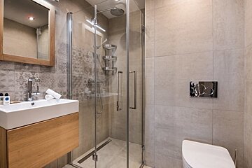 Yellowstone Lodge - No.2 Chalet, La Tania shower room
