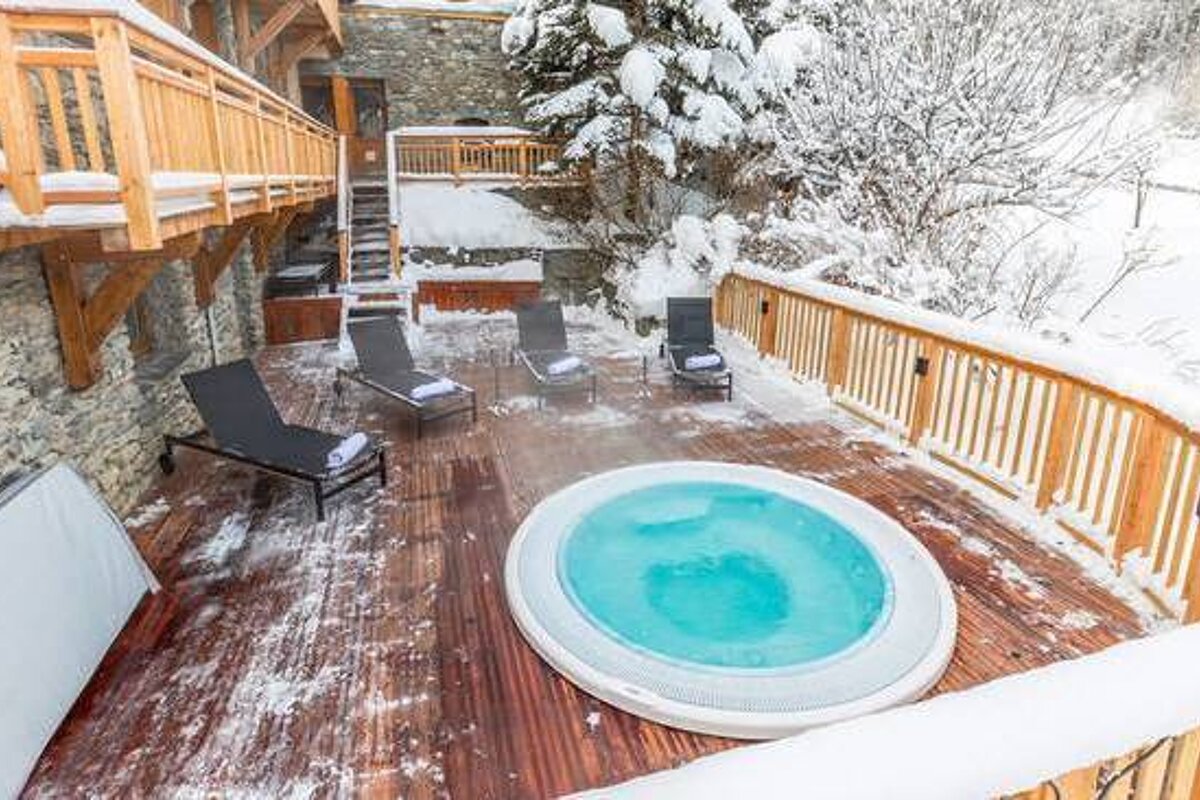 Iona Chalet, Meribel Valley jacuzzi