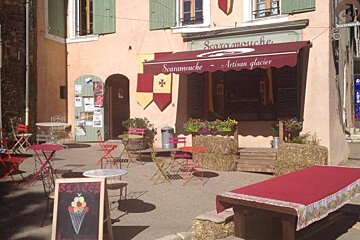 Scaramouche, Cereste exterior