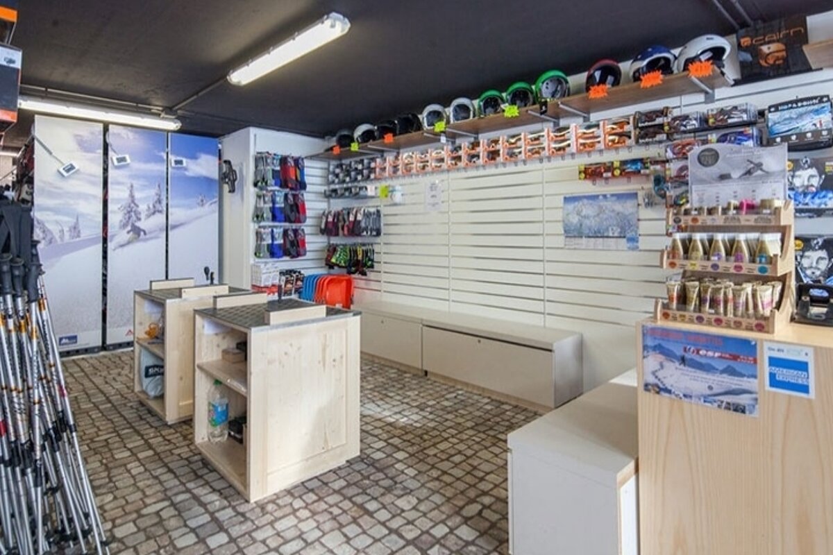 Skimium - Snow Pro 3 Arcs 1600 Ski Hire, Les Arcs 1600 shop interior