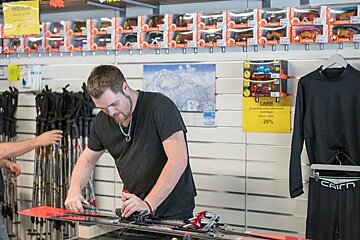 Skimium - Snow Pro 3 Arcs 1600 Ski Hire, Les Arcs 1600 shop interior