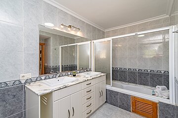 A bathroom with two sinks and a bathtub
