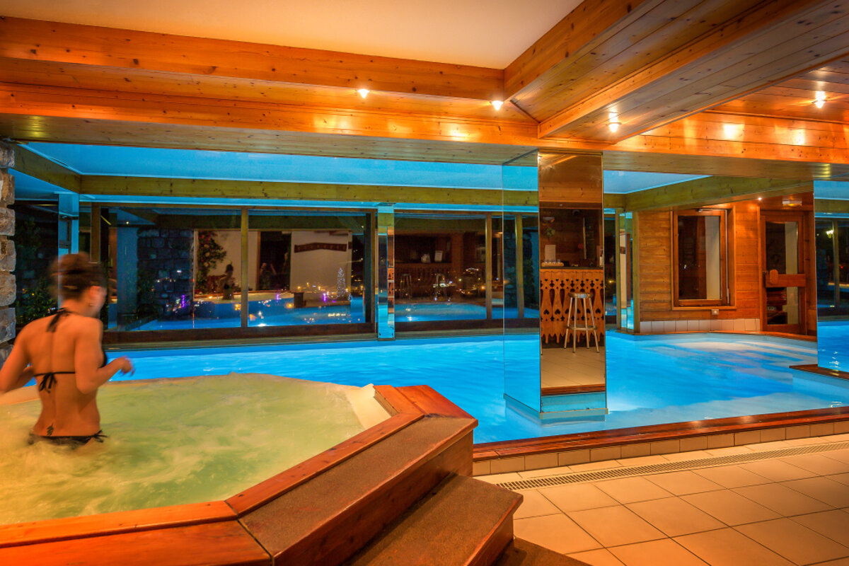 Pure Altitude Spa, Morzine jacuzzi