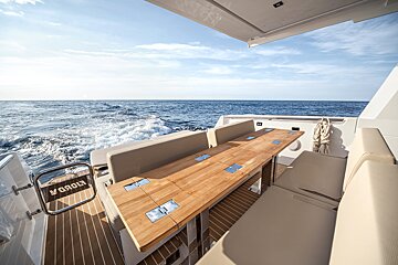 A boat with a wooden table and a sign that says varor