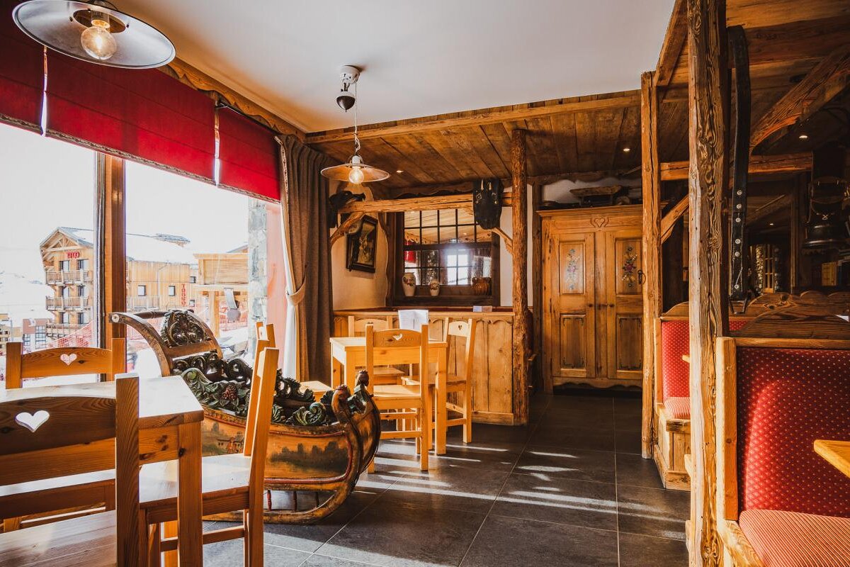 A room with a sleigh in the middle of it