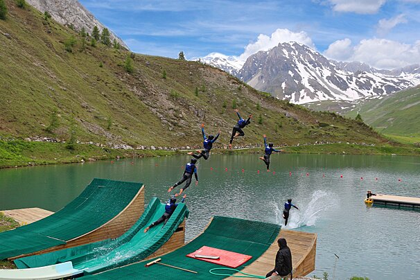Sequence of someone jumping into Tignes le LAc