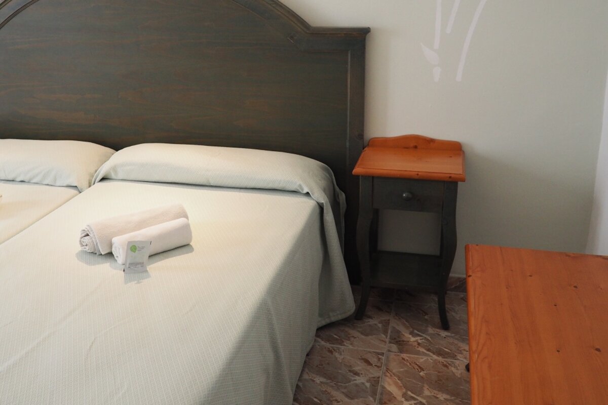 Hostal Calma Hotel, Puerto Alcudia twin bedroom