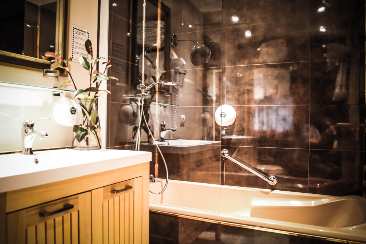 Le Refuge Hotel, Tignes Le Lac bathroom