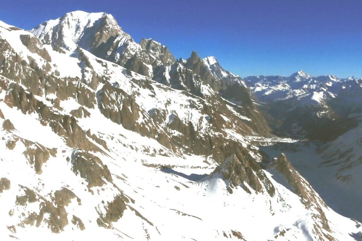 a helicopter flight to Mont blanc from les arcs