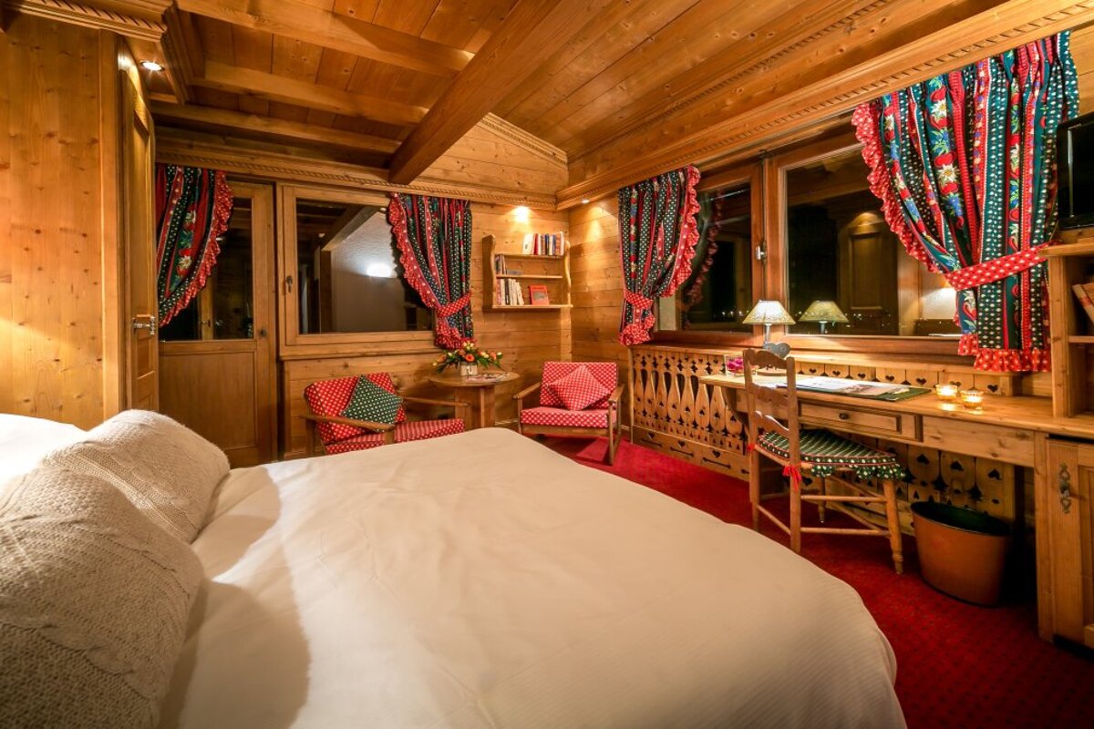 Le Dahu Hotel, Morzine double bedroom