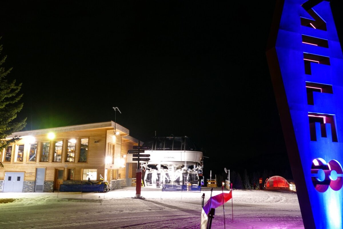 mille 8 in les arcs at night