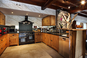 Purple Chalet, Les Menuires kitchen