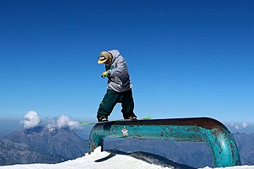 Snowboarder rail 2 alpes glacier