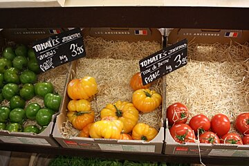 tomoatos on sale in the market