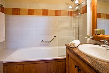 Alouette Chalet, Les Arcs 1950 bathroom