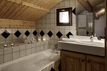 Etoile Chalet, Meribel Village bathroom