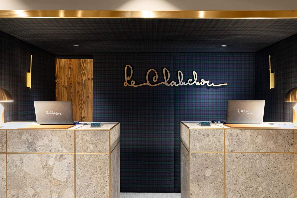 Two desks in front of a sign that says le chalechou