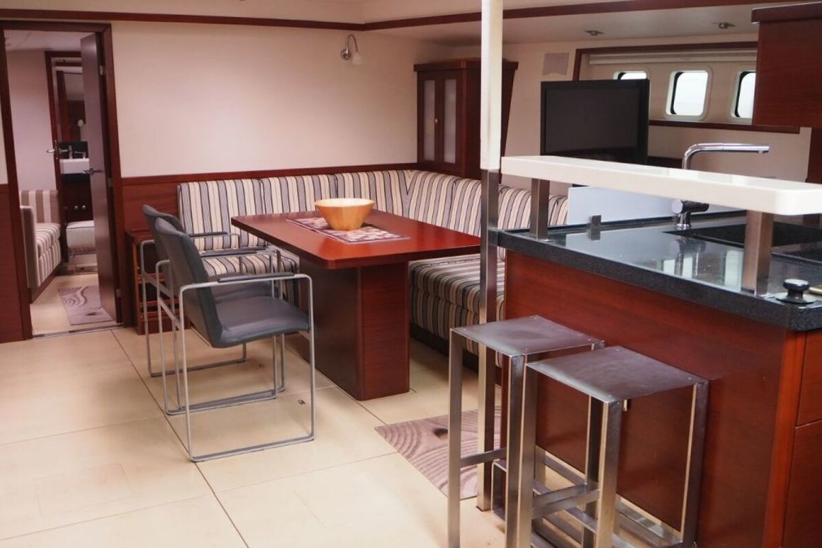 Hanse 630e 19m Sailing Yacht, Porto Colom saloon