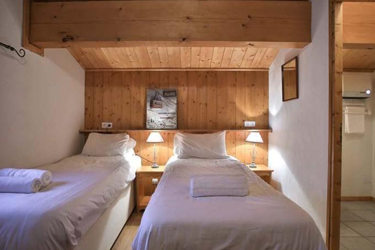Joly Chalet, La Plagne Centre twin bedroom