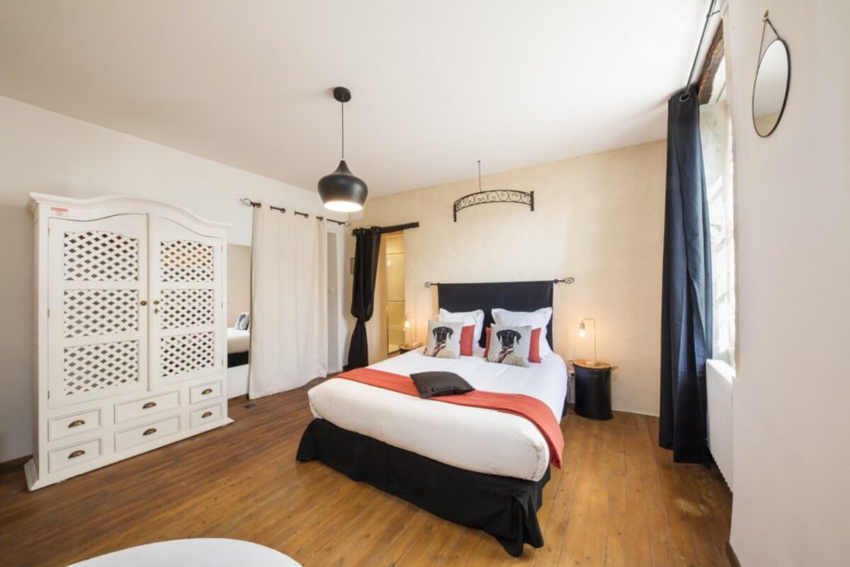 L'Instant Sevigne Hotel, Grignan double bedroom