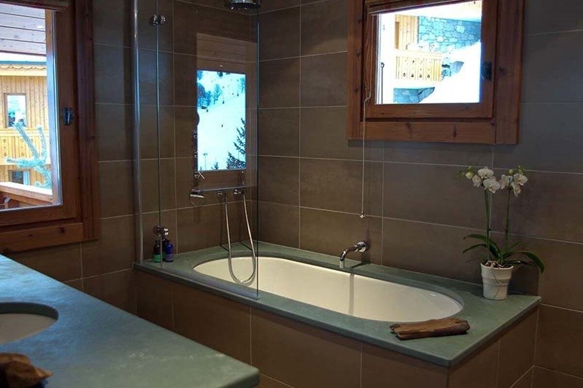 Lapin Blanc Chalet, Meribel - Centre bathroom