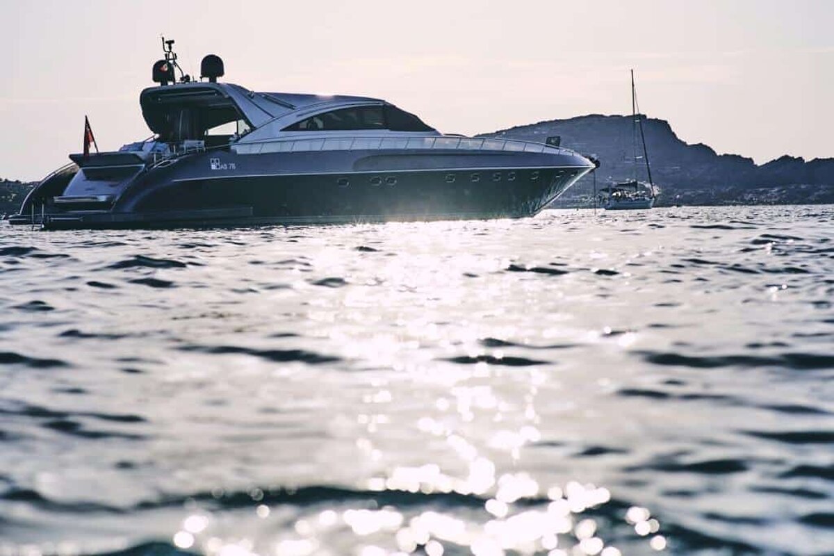 A gray yacht with the letters r on the side