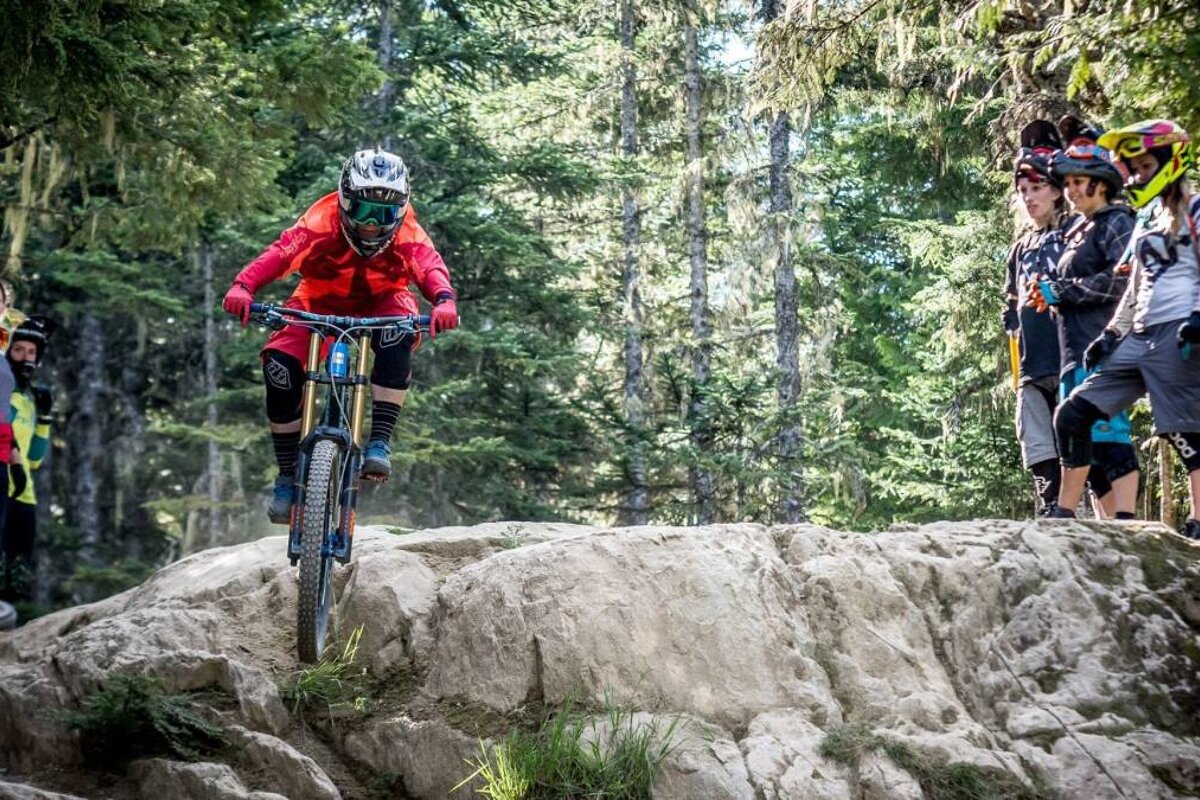 women mountain bike racers