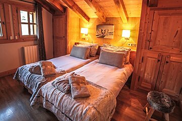 La Ferme de mon Grand-Pere Chalet, Meribel Centre twin bedroom