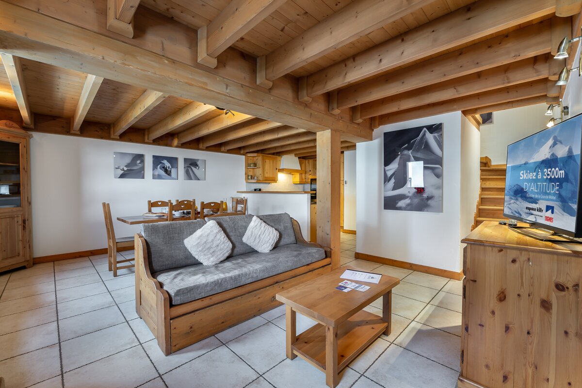 A living room with a couch and a television that says ski a 8500m