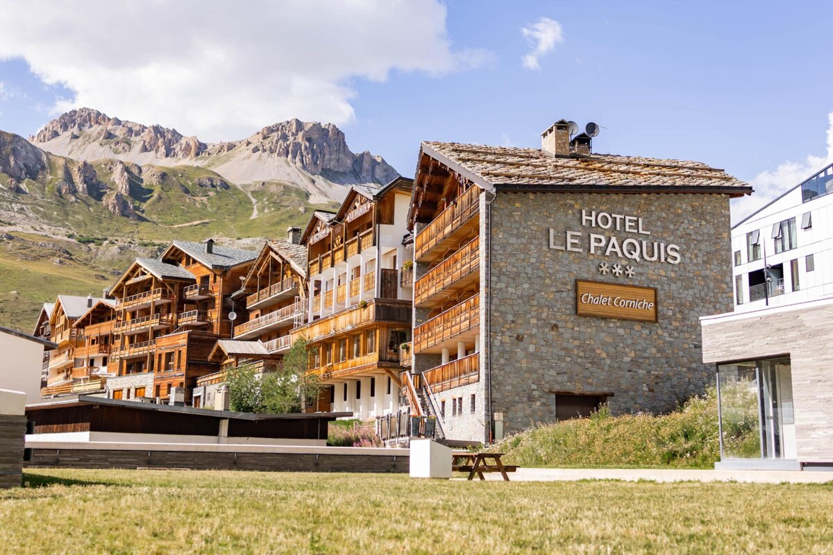 A hotel with a sign that says hotel le paquis