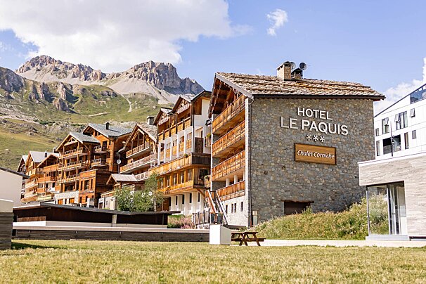 A hotel with a sign that says hotel le paquis