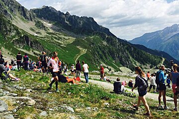 people spectatiing at plan praz chamonix