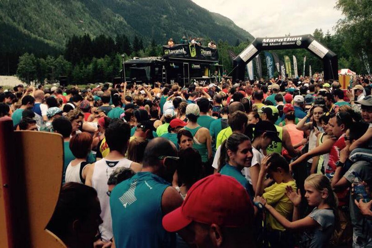 runners waiting to begin in chamonix