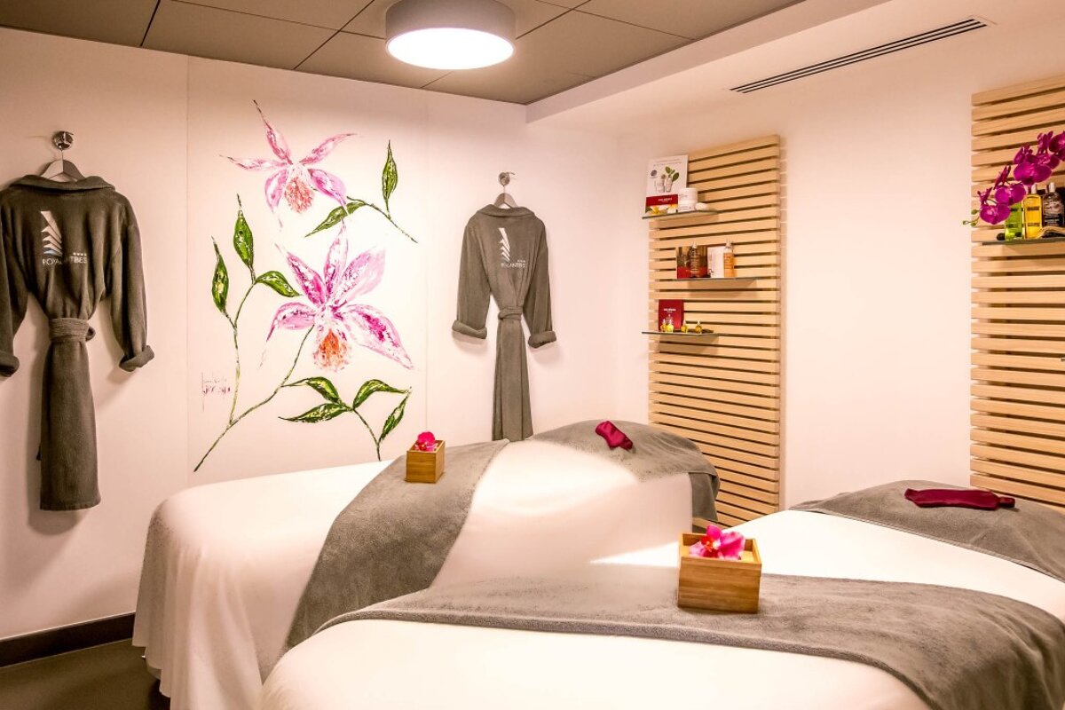 Cinq Mondes Spa, Antibes treatment room