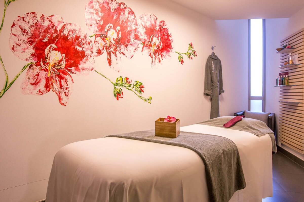 Cinq Mondes Spa, Antibes treatment room