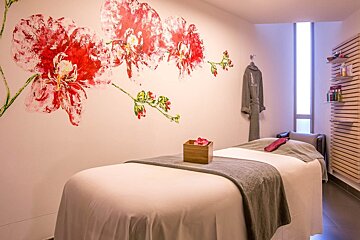 Cinq Mondes Spa, Antibes treatment room